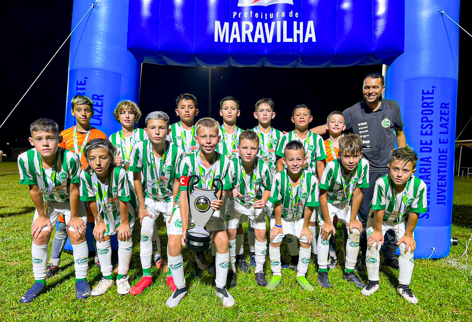 Sub-10 da Escola do Ju conquista a Copa Maravilha