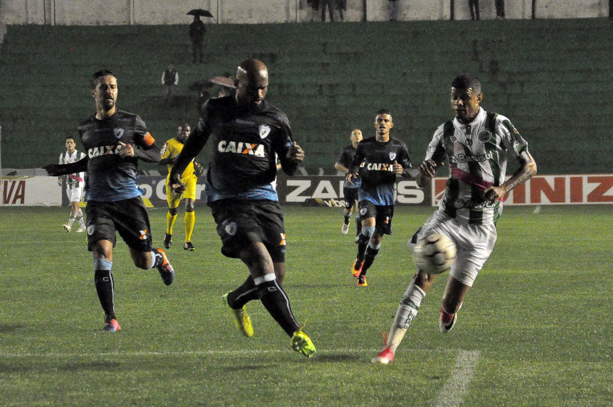 Ju perde para o Londrina, no Jaconi