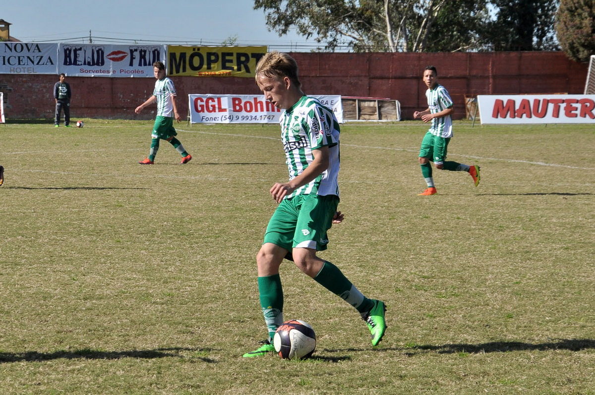 Fora de casa, sub-15 goleia e dispara na liderança do Gauchão