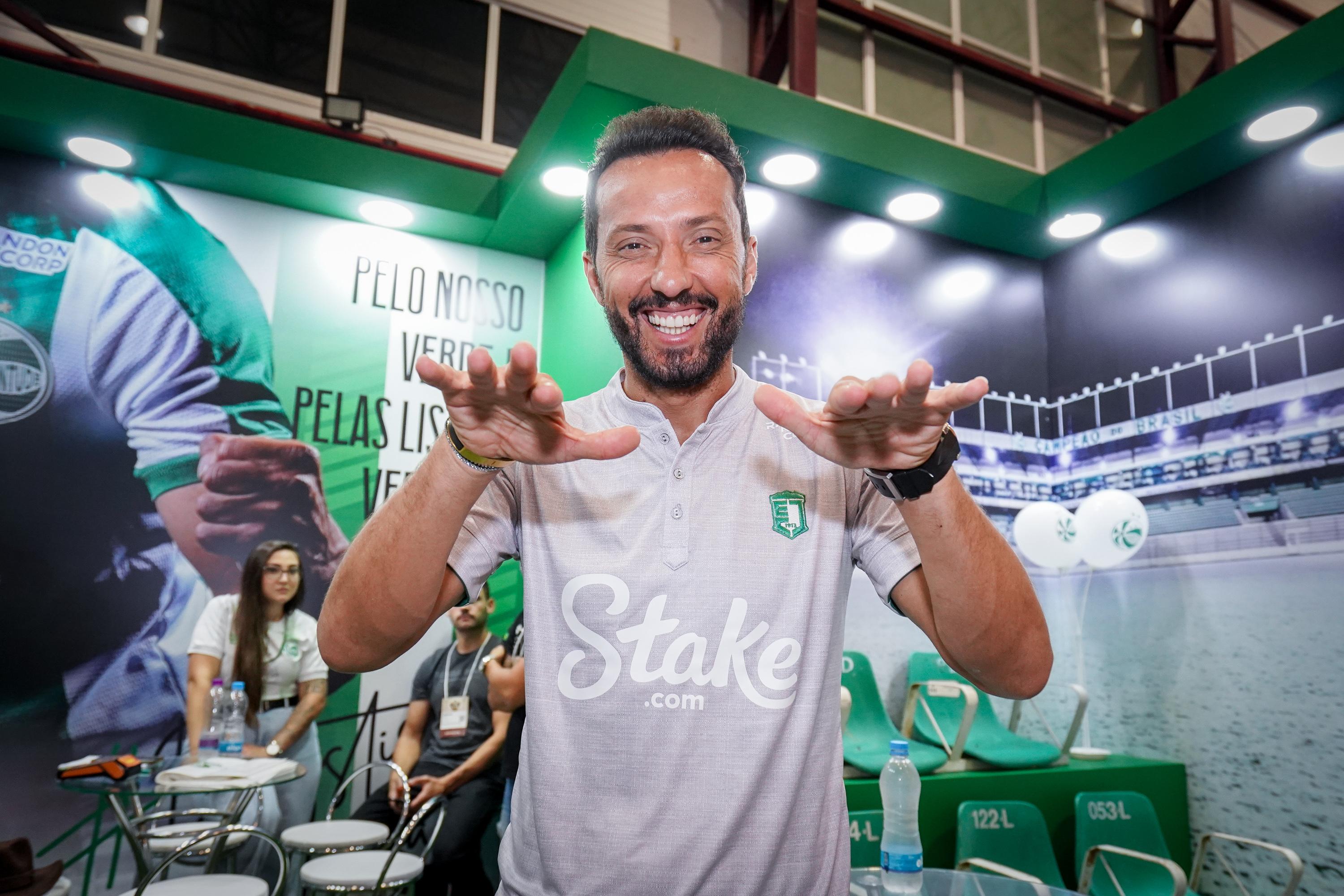 Com mais de 600 jaconeros presentes, Nenê realiza sessão de autógrafos e fotos no estande do Ju na Festa da Uva