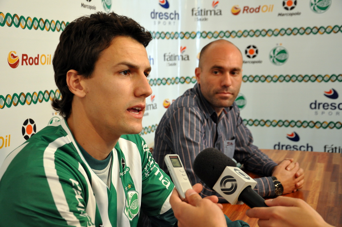 Rodrigo Possebom é apresentado pelo Juventude