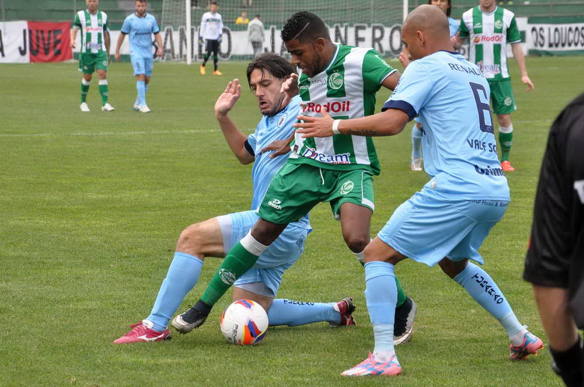 Em jogo de arbitragem confusa, Ju perde para o Londrina