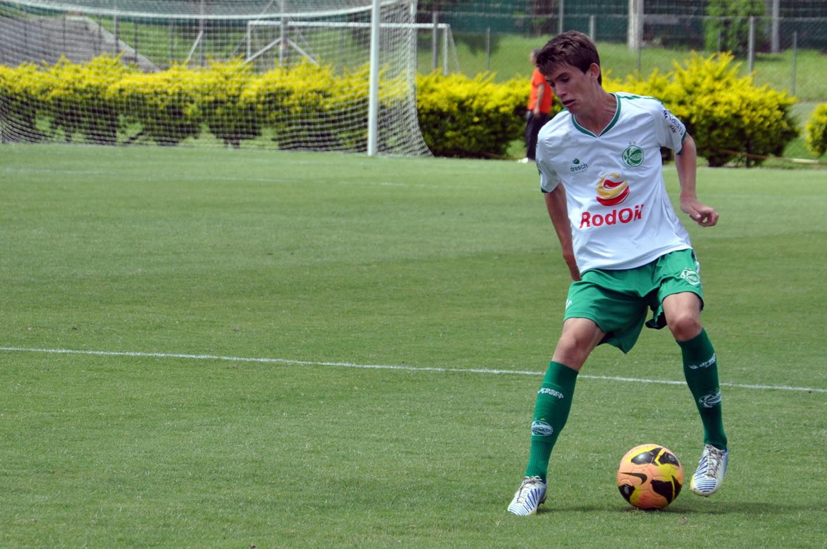 Sub-15 vence e segue na cola dos líderes